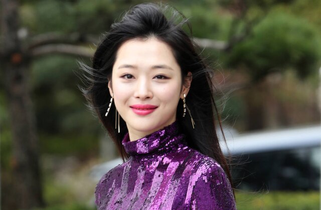 YONHAP / AFP Sulli estreou com o grupo de cinco membros f (x) em 2009