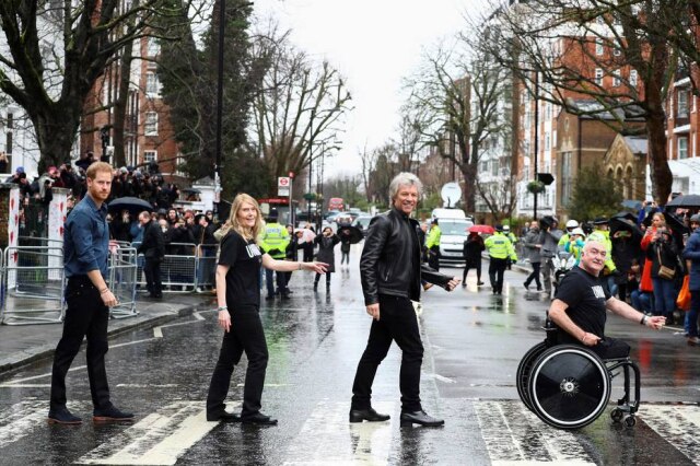 Hannah McKay/Pool/Reuters Príncipe Harry e Jon Bon Jovi imitam cena clássica dos Beatles atravessando na faixa de pedestres em Londres.