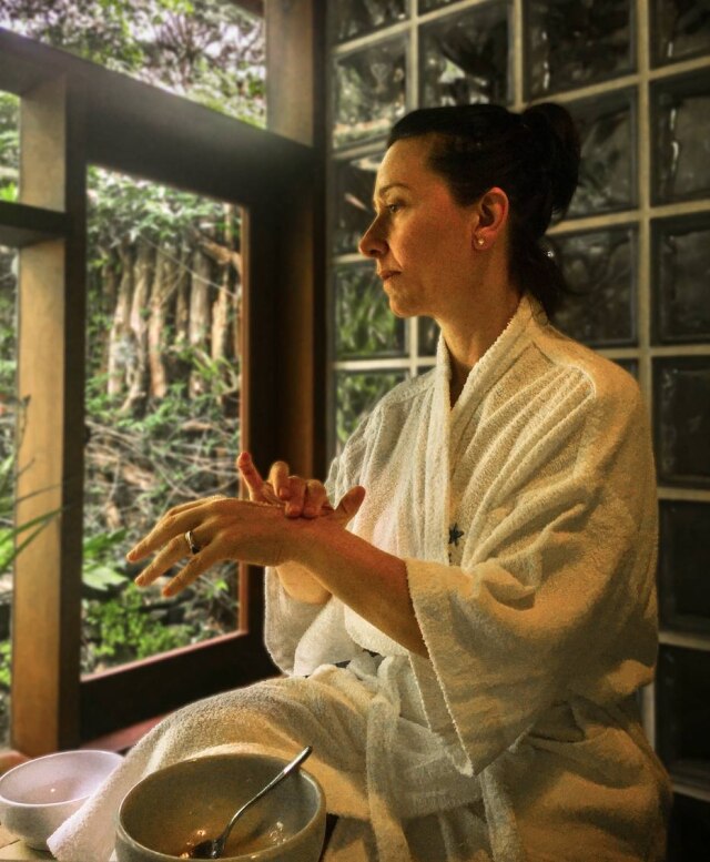 Arquivo pessoal Sueli Szterling Sueli Szterling, diretora do Kurma Spa, indica combinar os tratamentos de beleza e bem estar com alongamento ou exercício de respiração