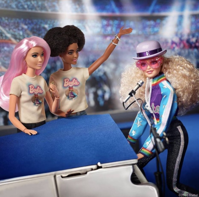 Mattel Barbie com look inspirado em Elton John, enquanto toca piano em uma das icônicas apresentações do cantor