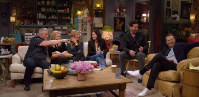 Reprodução YouTube Cena da reunião do elenco de 'Friends'