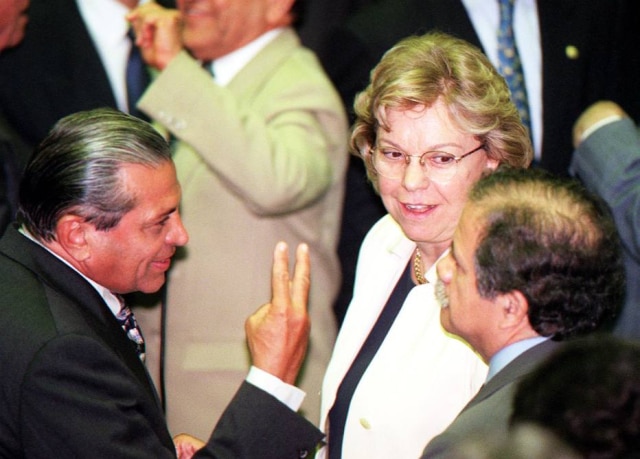 Ed Ferreira/ Estadão A deputada Zulaiê Cobra com colegas no plenário da Câmara dos Deputados, em 2000.