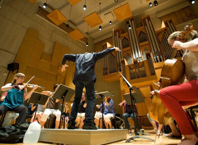 Emily McManamy/Free Press via AP Ronald Braunstein rege a orquestra Me2, em setembro de 2012, cujos integrantes lidam direta ou indiretamente com transtornos mentais.