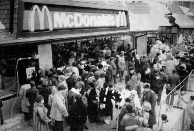Dimitri Donskoy/AFP O primeiro dia de funcionamento do McDonald's na União Soviética, na praça Pushkin em Moscou, 31/1/1990.