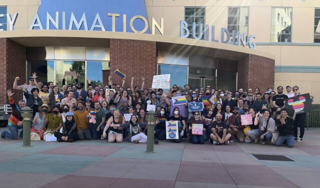 Twitter / @reblynk Informação que Disney apoia financeiramente políticos favoráveis ao projeto 'Dont Say Gay' gera revolta entre funcionários.