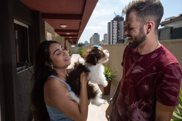 Taba Benedicto Andressa Santos Bofete e o namorado Lucas Franca tentam ajudar Cacau a conter a ansiedade diante do retorno ao trabalho presencial.