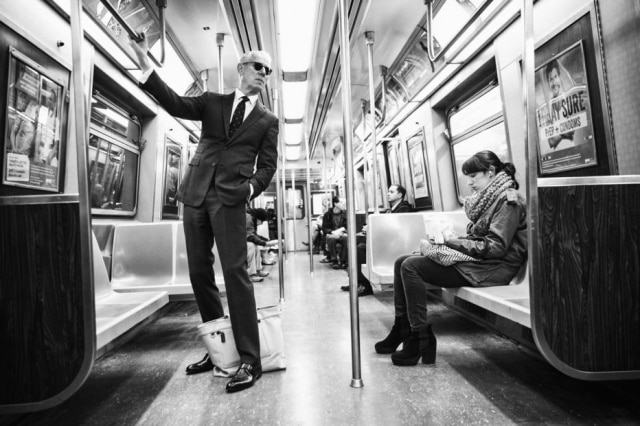 Damon Winter/The New York Times No metrô, Trebay veste um terno da Ralph Lauren.