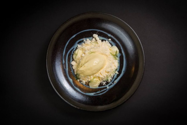 Raphael Criscuolo|Divulgação Sobremesa Areias de Santos, homenagem do chef a sua terra natal, com uma areia de baunilha a esconder uma geleia de maracujá com castanha-de-caju e sorvete (feito na casa) de chocolate branco.