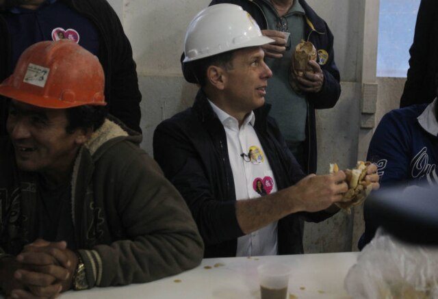 Werther Santana/Estadão 'É assim, gente, que come pão com margarina' deveria estar se perguntando o tucano João Doria em um canteiro de obra