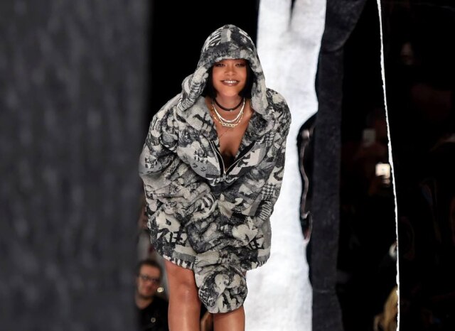 AFP / Timothy A. CLARY Rihanna apresenta sua segunda coleção para a Puma durante a Semana de Moda de Paris