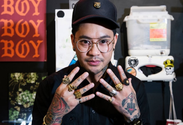 Credit Ben Sklar for The New York Times Jonathan Valena, tatuador conhecido como JonBoy, mostra seus anéis