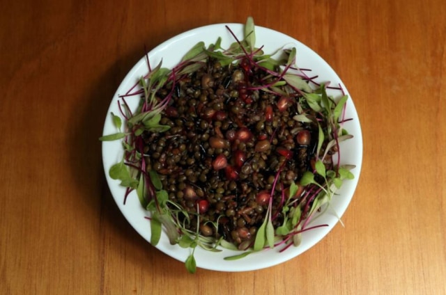 Refrescante, a salada leva lentilhas, arroz selvagem, arroz vermelho e romã