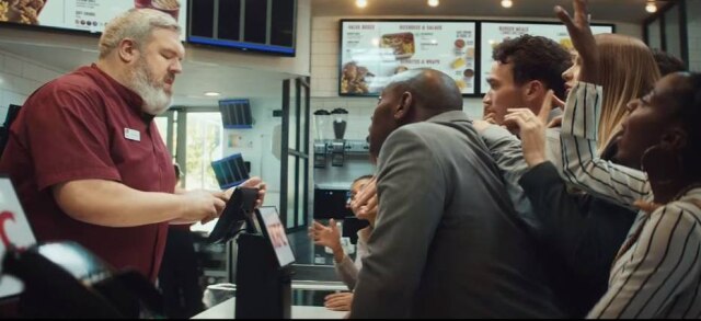 YouTube/ KFC UK and Ireland Kristian Nairn enfrenta horda de esfomeados em comercial