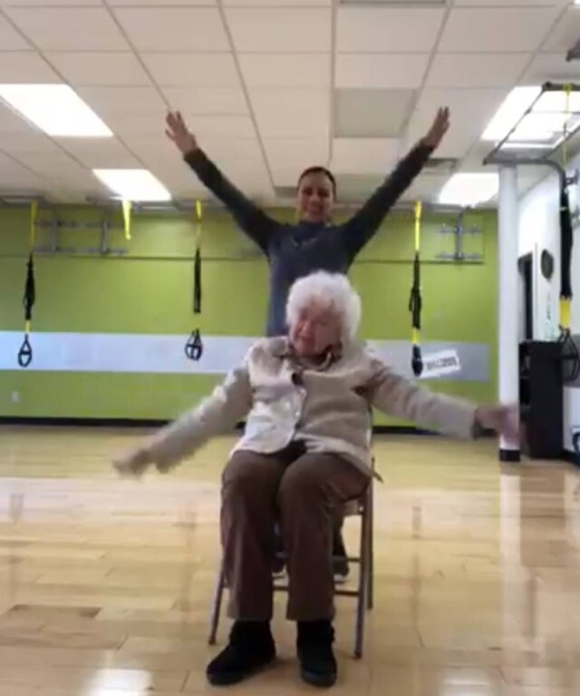 twitter.com/@joana_zanin10 Senhora de 93 anos dançando emociona a internet.
