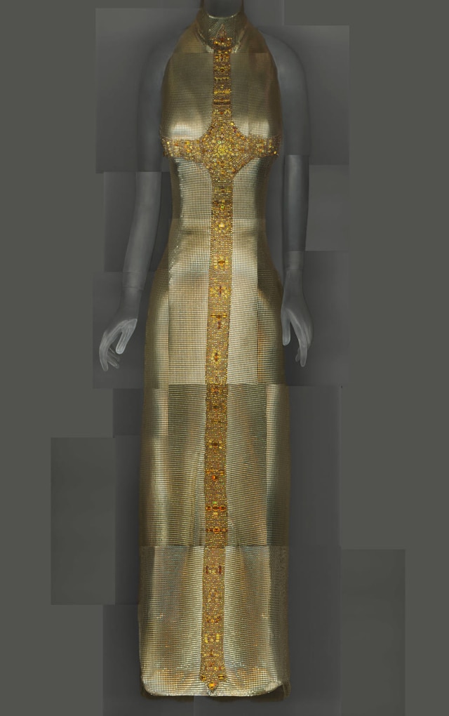Imagem cortesia The Metropolitan Museum of Art/ Escaneamento digital Katerina Jebb O dourado e a cruz, dois elementos recorrentes no imaginário cristão, no vestido Gianni Versace do outono-inverno 1997-98