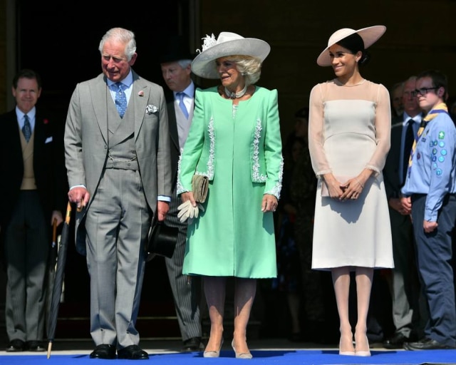 Dominic Lipinski / AFP Meghan ao lado de Camila e Charles.