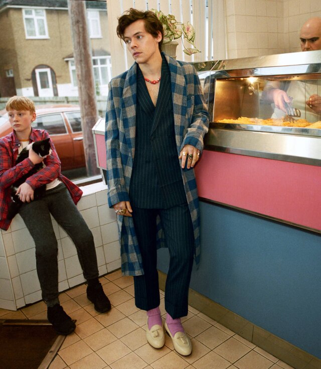 Glen Luchford/ cortesia Gucci Usando um costume risca-de-giz com casaco, sem camisa ou nada por baixo, Harry Styles espera seu 'fish and chips' na campanha da Gucci