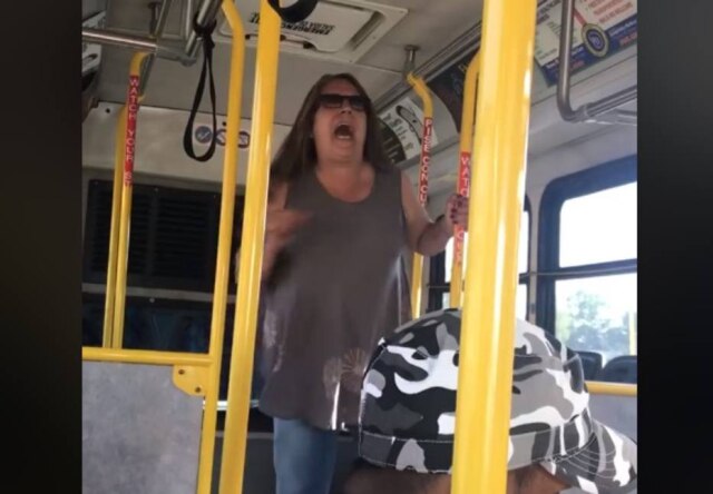 Reprodução / Facebook / Zoe Mac Mulher grita com passageiros que ela julga serem imigrantes e pede que eles "voltem ao seu país".