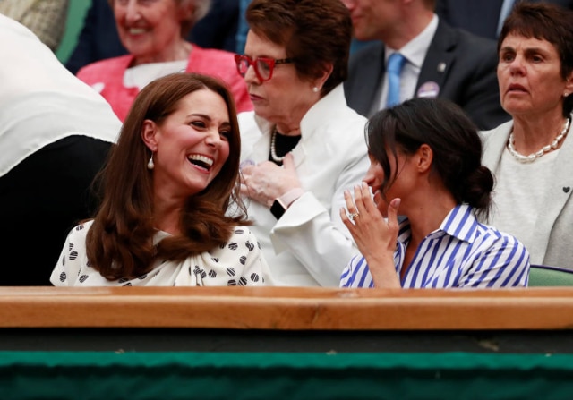 REUTERS/Andrew Couldridge/Pool Kate e Meghan deram risada e pareciam estar se divertindo durante partida em Wimbledon neste sábado, 14.