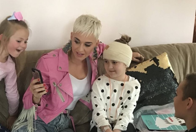Twitter/@tianamoores_ A cantora norte-americana Katy Perry visitou em casa uma fã australiana que não conseguiu ir a um show por conta de um tumor no cérebro