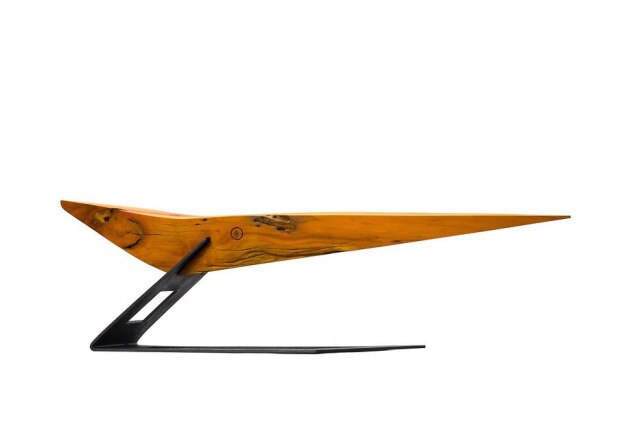 Leonardo Vanetti Banco Nau, fabricado em madeira maciça com aproximadamente 1,90 m, que se mantém suspenso em uma base em aço corten, do designer Leonardo Vanetti. www.leonardovanetti.com