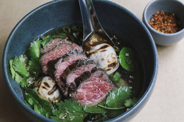 Bruno Geraldi Consommé de carne com noodles de arroz e almôndegas