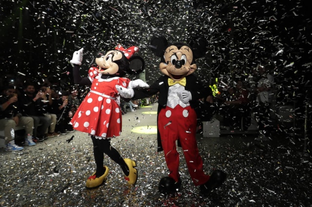 Os personagem Minnie e Mickey Mouse no desgile da Ãgua de Coco