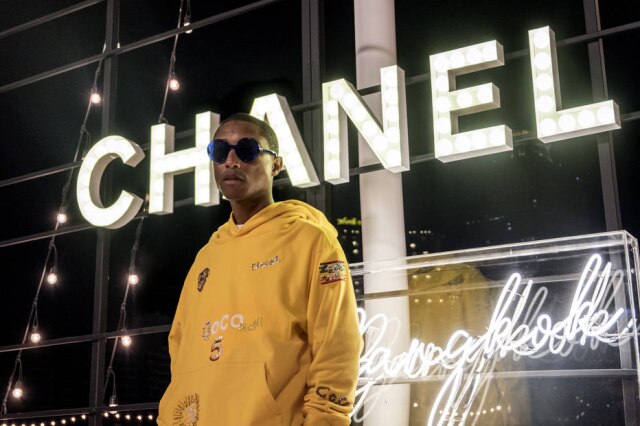 Cortesia Chanel O cantor Pharrell Williams, no desfile da Chanel em Bangkok, na Tailândia
