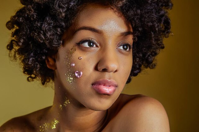 Jessica Felicio/ Unsplash Para não prejudicar o meio ambiente, o glitter usado no carnaval precisa ser biodegradável
