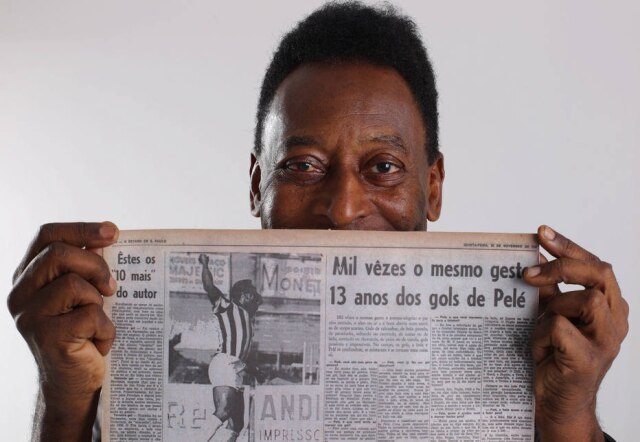 Eduardo Nicolau/Estadão Pelé em 2012 com com a notícia de seu milésimo gol em 1969.
