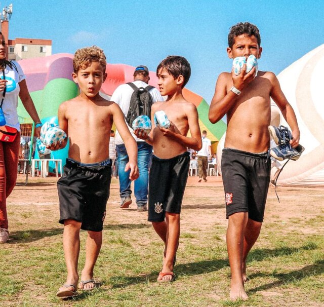Tácio Watanabe/Hamburgada do Bem A Hamburgada do Bem leva hambúrgueres, bata frita, milkshake, serviço de saúde e brincadeiras educativas a crianças de comunidades vulneráveis.