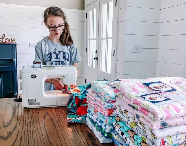 Instagram/@lucysloveblankets Lucy Blaylock passa duas horas na máquina de costura para confeccionar um cobertor.