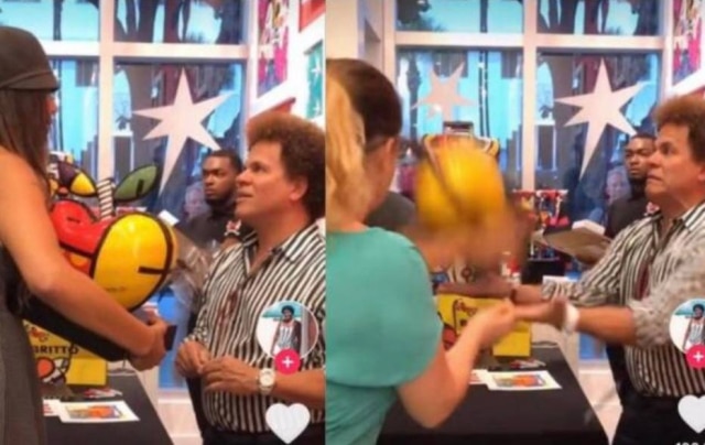 Reprodução Tiktok/ @fayepindell19 Mulher quebra uma obra de Romero Britto na frente do artista plástico