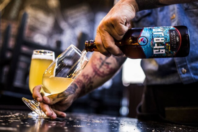 Regiane Cruz "A cerveja de quebrada", diz o rótulo da lager clara da Graja Beer.