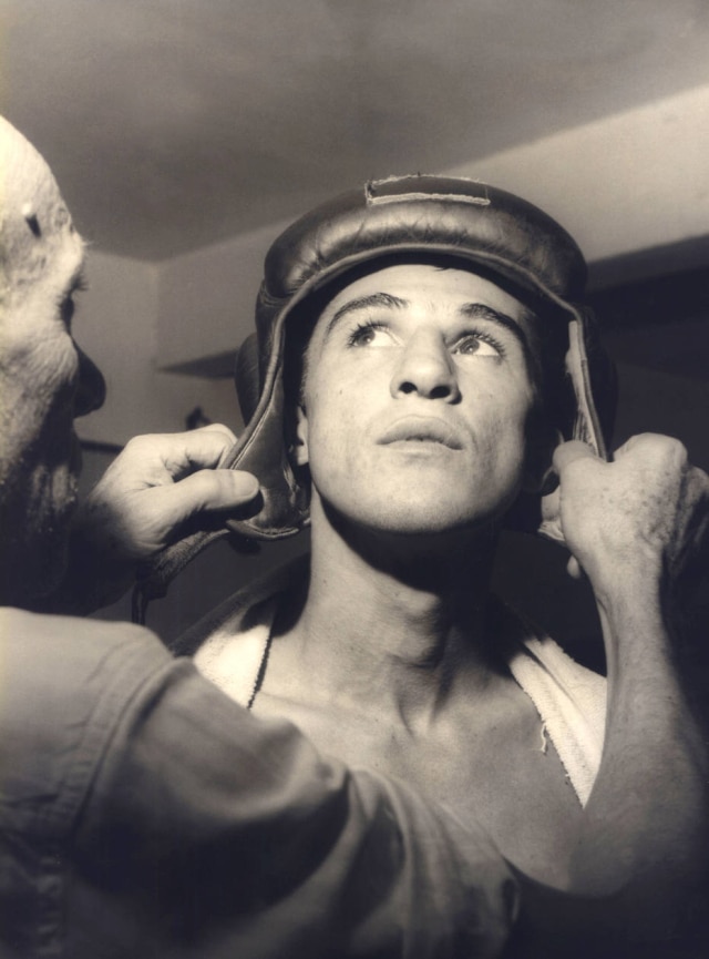 Acervo/Estadão O pugilista Eder Jofre coloca a proteção com a ajuda do pai, o ex-boxeador Aristides "Kid" Jofre, durante treino, 17/02/1960.