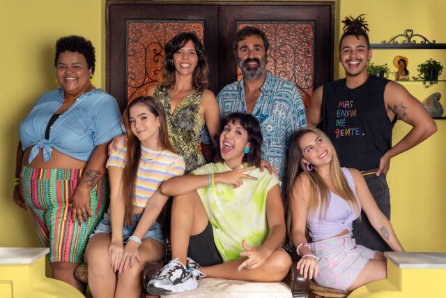 Twitter / @NetflixBrasil Família Menezes mudou tudo para investir na carreira de influencer da filha mais velha, Marcely, interpretada por Ademara.