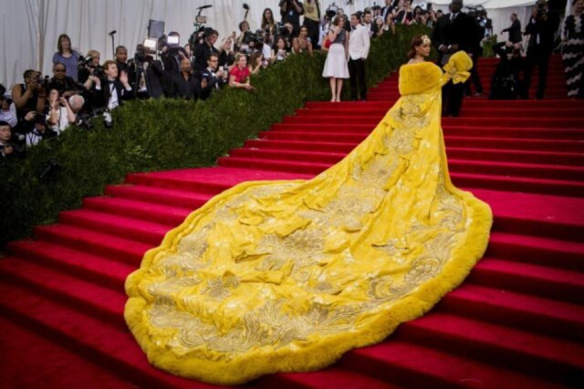 Lucas Jackson / Reuters Com um vestido de estilo imperial, pesando 25kg que levou cerca de dois anos para ser feito, Rihanna compareceu ao 'Met Gala' em 2015.