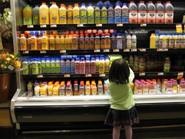 Chris Goldberg/ Creative Commons Muitos pais acreditam que bebidas com grande quantidade de açúcar, particularmente sucos de frutas, bebidas esportivas e água aromatizada, são opções saudáveis para as crianças