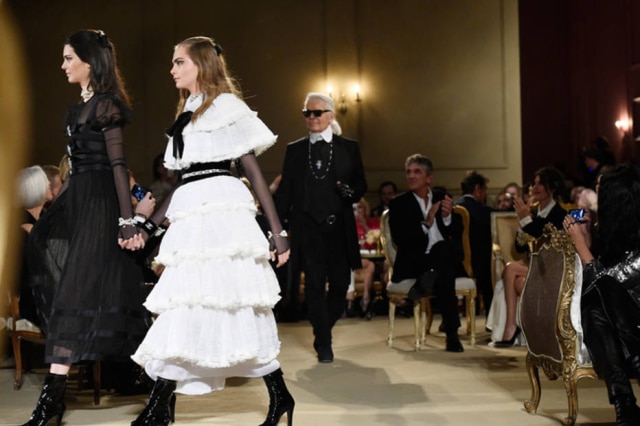 divulgação/Chanel Karl Lagerfeld e as modelos do momento, Kendall Jenner e Cara Delevingne, no final do desfile da coleção que tem a Áustria como tema