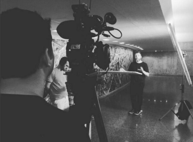 Reprodução/ Instagram O estilista publicou fotos da filmagem do programa em seu Instagram