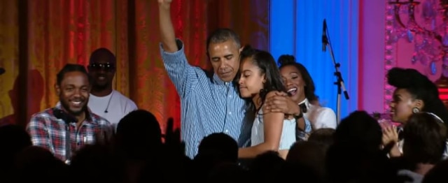 Reprodução Barack Obama abraça a filha durante discurso.