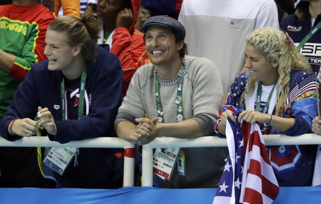 Matt Slocum/AP Matthew e Camila ficaram em torcidas diferentes enquanto nadadores americanos e brasileiros competiam