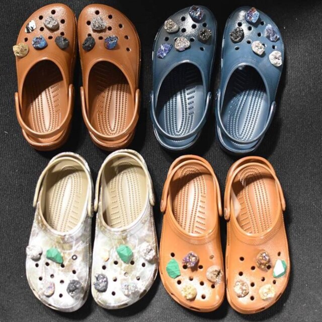 Reprodução/Instagram Para o desfile, as Crocs ganharam pintura marmorizada, além de aplicações de pedras como sodalita e malaquita.