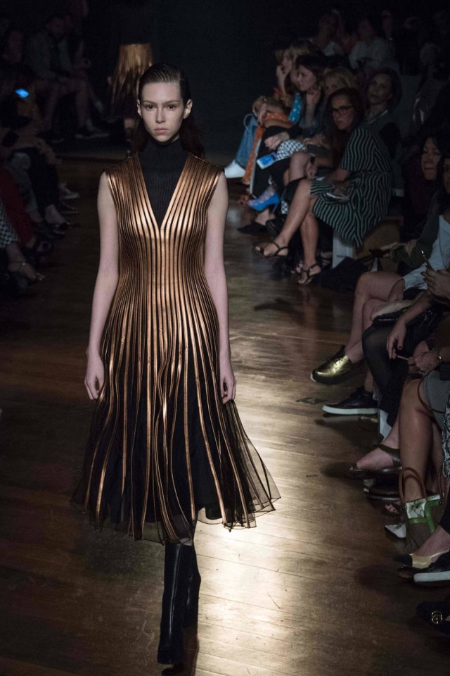 AFP PHOTO / Nelson ALMEIDA Os luxuosos vestidos de tule com aplicações de couro feitos por Reinaldo Lourenço.