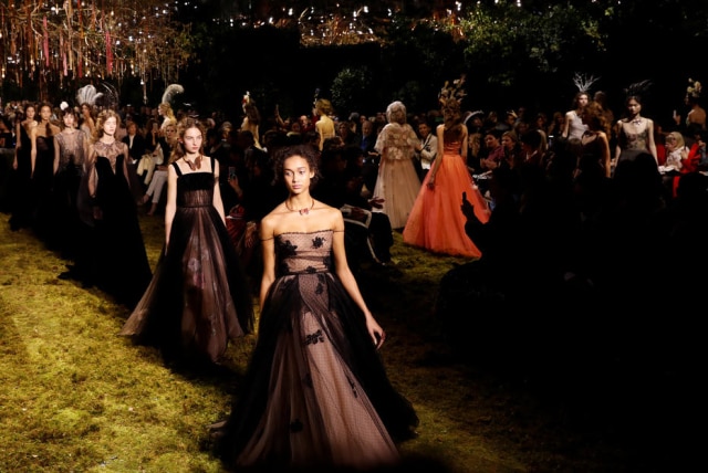 REUTERS/Gonzalo Fuentes Vestidos de tule e organza foram o ponto alto da coleção de alta costura da Dior