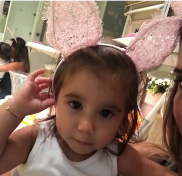 https://www.instagram.com/dedesecco/ Deborah Secco vestiu a filha, Maria Flor, de coelhinha. Elas cantaram músicas de páscoa.