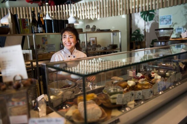 Evan Sung|NYT Tomoko Kato, em sua confeitaria no Brooklyn, em Nova York.