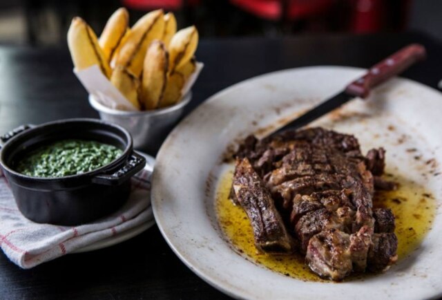 Ricardo D'Angelo|Divulgação Astor dry-aged steak acompanhado de creme de espinafre e batata suflê, apenas no almoço de sexta.