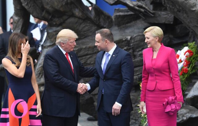 AFP Photo/Janek Skarzynski Donald Trump, Melania Trump, o presidente da Polônia Andrzej Duda e sua mulher, Agata Kornhauser-Duda.