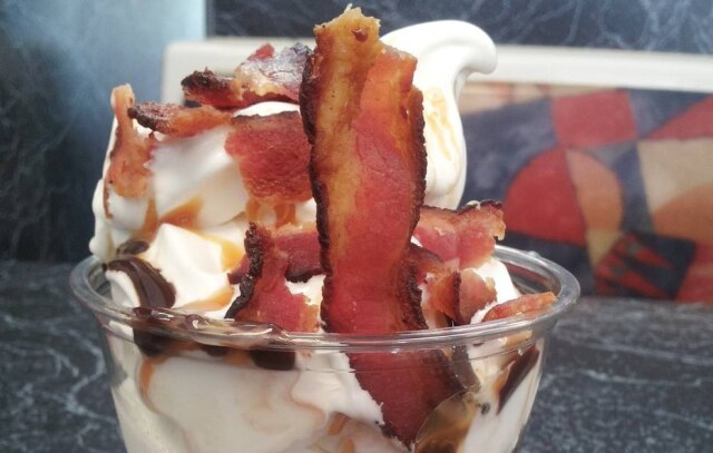 Twitter / @_LaughterIsJoy_ Sundae de bacon lançado pelo Burger King em 2012